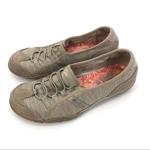 Skechers Women's Relaxed fit slip on sneakers sz 6